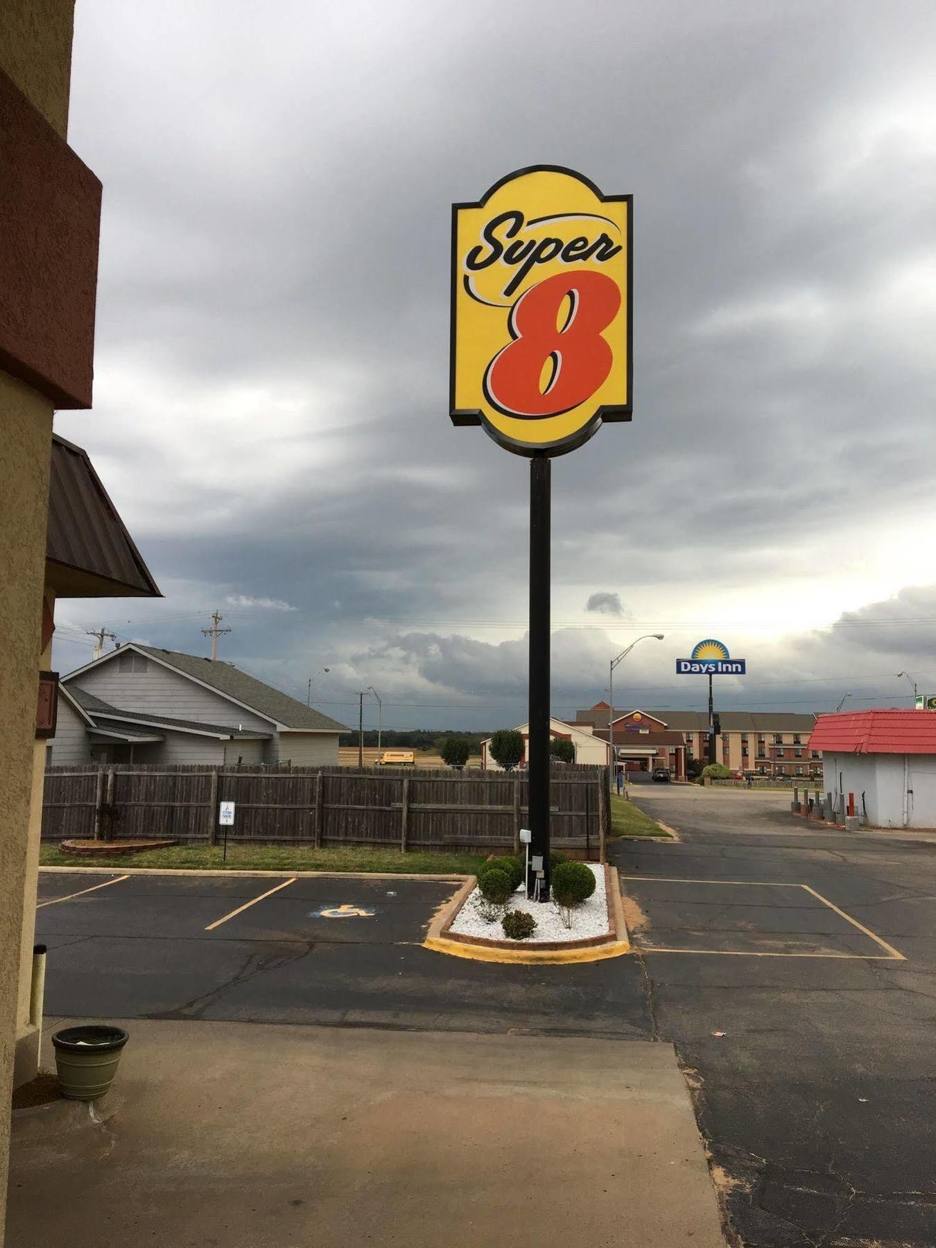Super 8 By Wyndham Shawnee Hotel Eksteriør billede